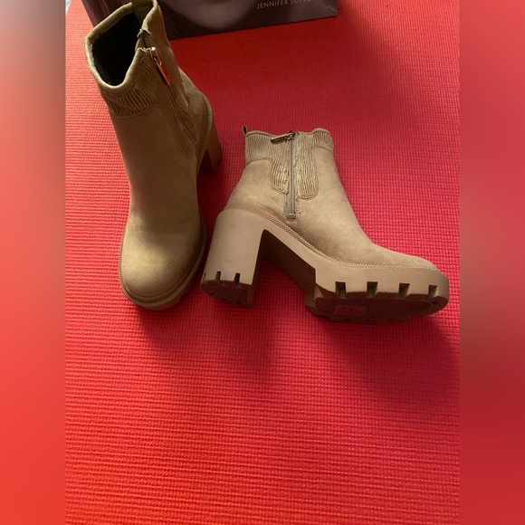 Jennifer Lopez Ankle Heeled Boots - Picture 7 of 16